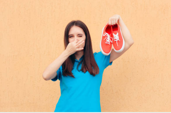 Pieds en sueur ? 11 conseils pour vous aider à combattre le problème